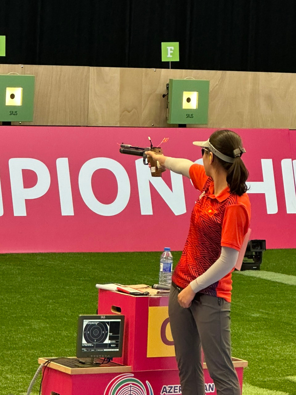 Thu Vinh tại giải vô địch bắn súng thế giới đang diễn ra tại Baku, Azebaijan.