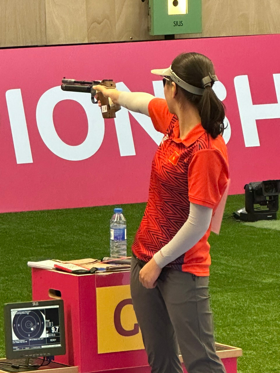 Thu Vinh tại giải vô địch bắn súng thế giới đang diễn ra tại Baku, Azebaijan.