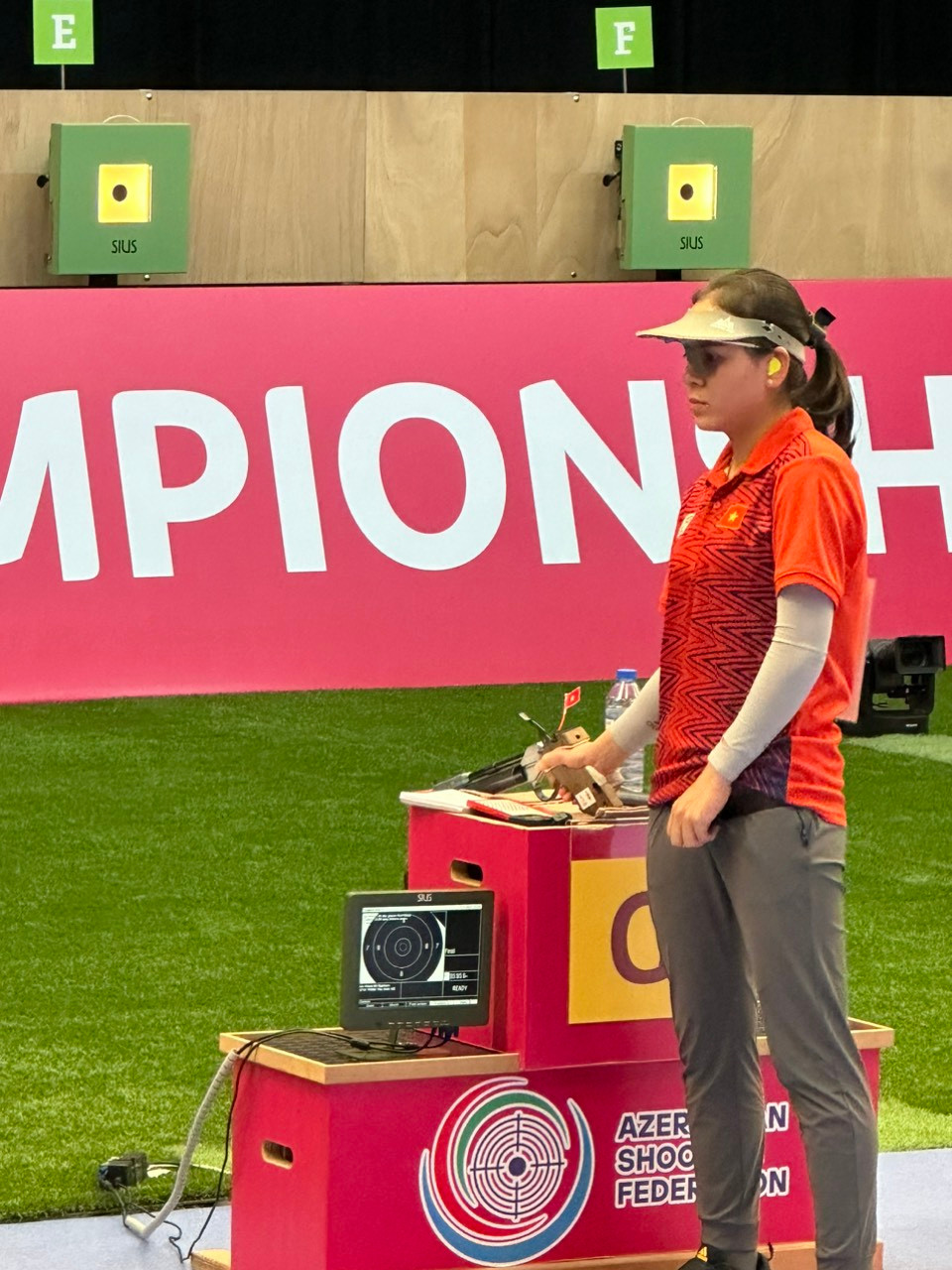 Thu Vinh tại giải vô địch bắn súng thế giới đang diễn ra tại Baku, Azebaijan.