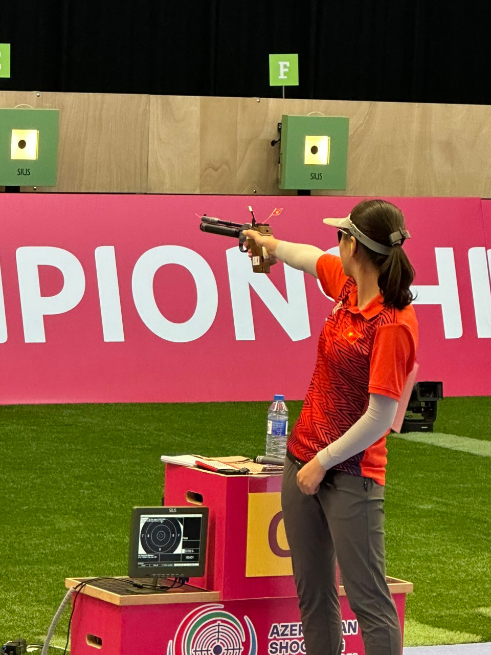 Thu Vinh tại giải vô địch bắn súng thế giới đang diễn ra tại Baku, Azebaijan.