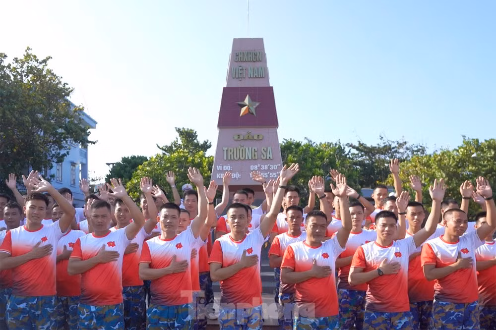 Các chiến sỹ ở đảo Trường Sa lớn làm công tác chuẩn bị để ngày mai (31/3) chạy hưởng ứng Tiền Phong Marathon 2024.