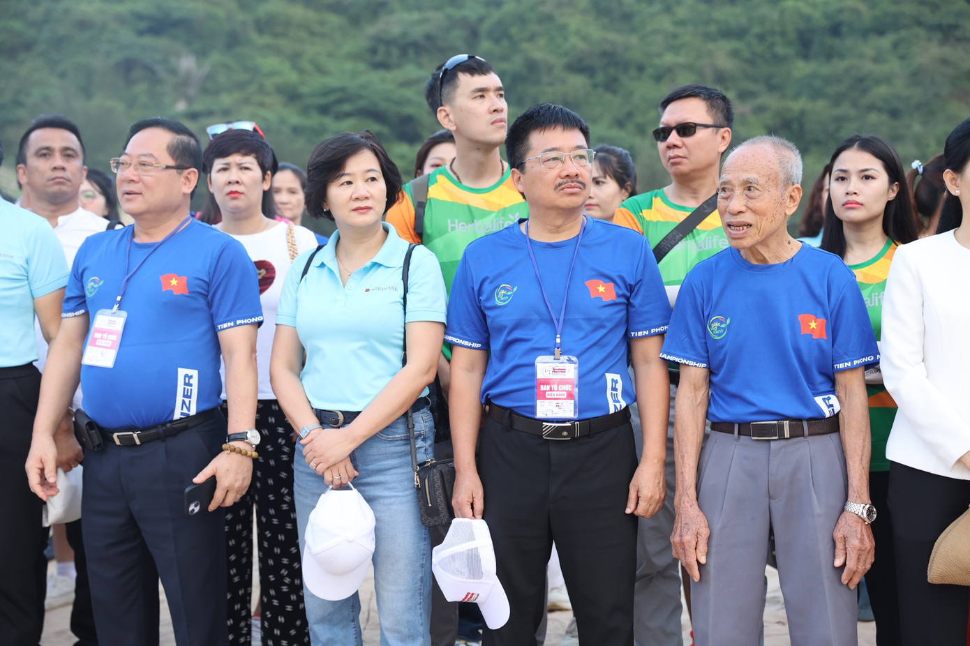 Nhà báo Lê Xuân Sơn - Tổng biên tập báo Tiền Phong, nhà báo Vũ Tiến - Phó Tổng biên tập báo Tiền Phong cùng huyền thoại điền kinh, biểu tượng của Tiền Phong Marathon Bùi Lương tham dự Lễ Thượng cờ sáng 30/3 tại Bãi Môn. Nhà báo Lê Xuân Sơn - Tổng biên tập báo Tiền Phong, nhà báo Vũ Tiến - Phó Tổng biên tập báo Tiền Phong cùng huyền thoại điền kinh, biểu tượng của Tiền Phong Marathon Bùi Lương tham dự Lễ Thượng cờ sáng 30/3 tại Bãi Môn.