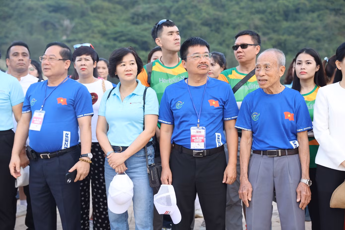 Nhà báo Lê Xuân Sơn - Tổng biên tập báo Tiền Phong, nhà báo Vũ Tiến - Phó Tổng biên tập báo Tiền Phong cùng huyền thoại điền kinh, biểu tượng của Tiền Phong Marathon Bùi Lương tham dự Lễ Thượng cờ sáng 30/3 tại Bãi Môn.