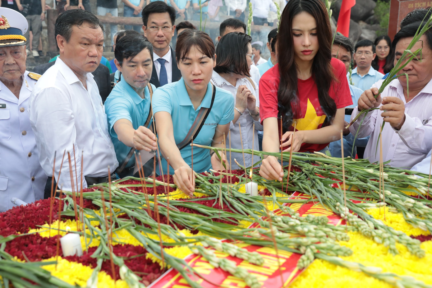 Cùng với đó là tri ân, tưởng niệm các liệt sĩ hy sinh bảo vệ bến Vũng Rô và tàu Không số; tặng 5 tỷ đồng an sinh xã hội cho tỉnh Phú Yên.