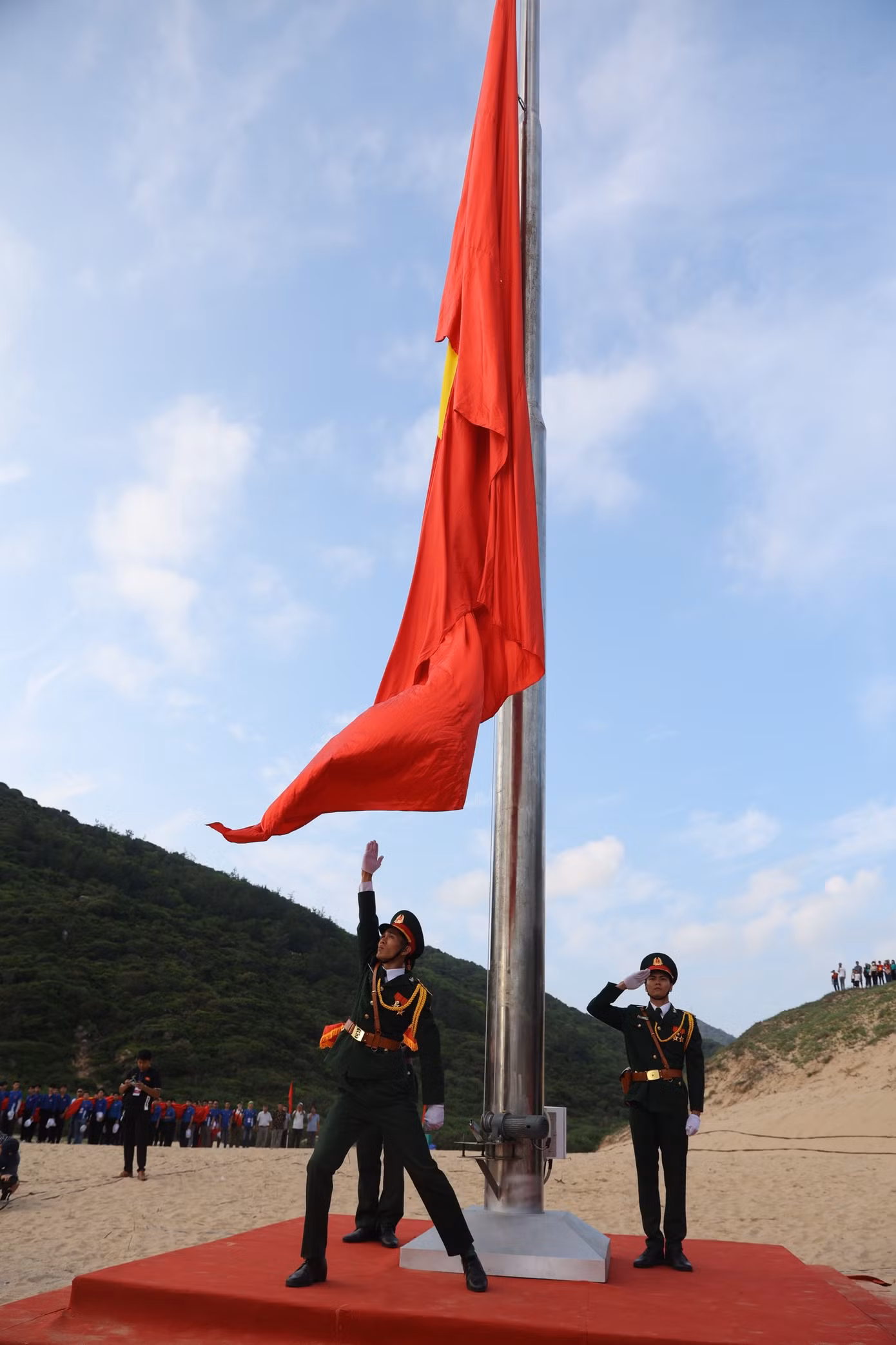 Lá cờ Tổ quốc được kéo lên ở Bãi Môn, biểu tượng của hồn nước, lòng dân, của tình đoàn kết đời đời bền vững của đại gia đình các dân tộc Việt Nam, là biểu tượng thiêng liêng nhất, thể hiện nhiệt huyết cách mạng, sự hy sinh anh dũng bao lớp người trong công cuộc xây dựng và bảo vệ đất nước.