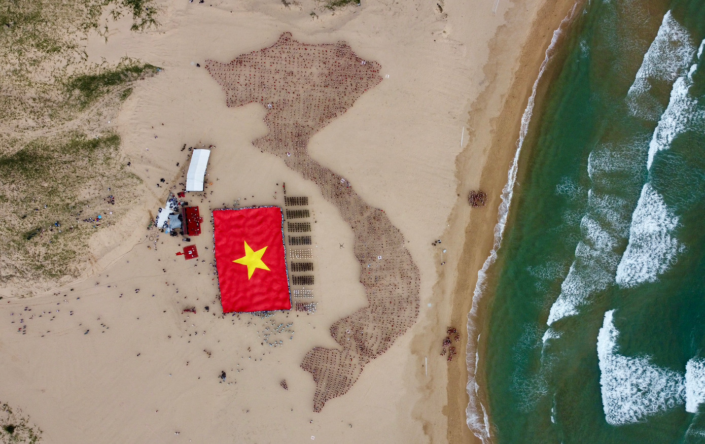 Lễ Thượng cờ chạm đến trái tim tại khu vực Bãi Môn - Mũi Điện.