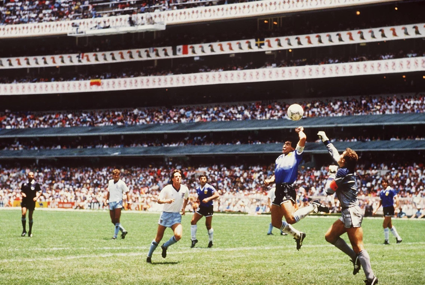 Bàn thắng &quot;Bàn tay của Chúa&quot; khét tiếng được tạo ra bởi Maradona. (Ảnh: CNN)