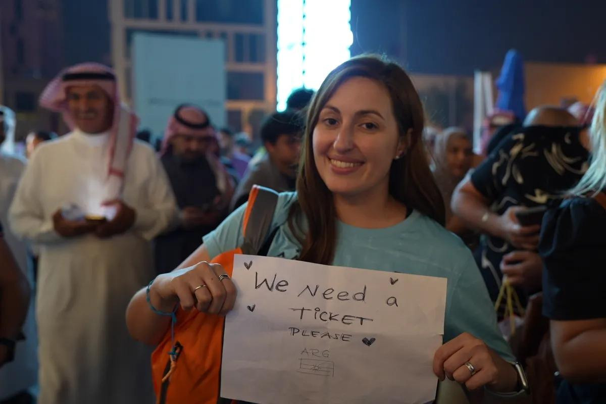 Oscar và Evelyn, hai trong số 30.000 CĐV Argentina ở Qatar sẵn sàng cho trận chung kết. (Ảnh: LaNacion) Oscar và Evelyn, hai trong số 30.000 CĐV Argentina ở Qatar sẵn sàng cho trận chung kết. (Ảnh: LaNacion)