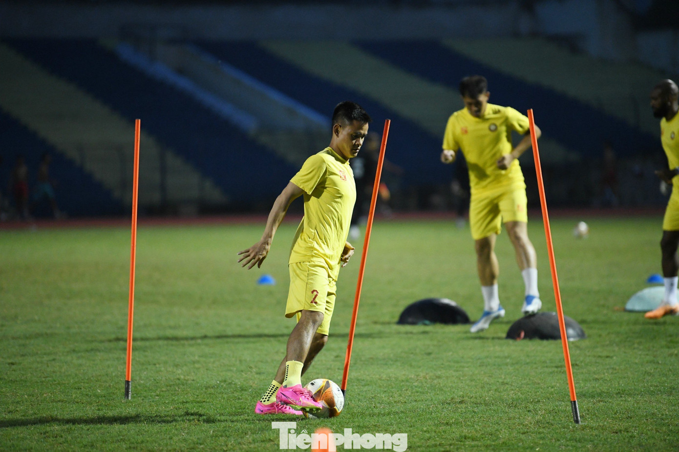 Đình Tùng luôn là tấm gương ở CLB Đông Á Thanh Hóa, từ phòng thay đồ, sân tập đến khi thi đấu. Đình Tùng luôn là tấm gương ở CLB Đông Á Thanh Hóa, từ phòng thay đồ, sân tập đến khi thi đấu.