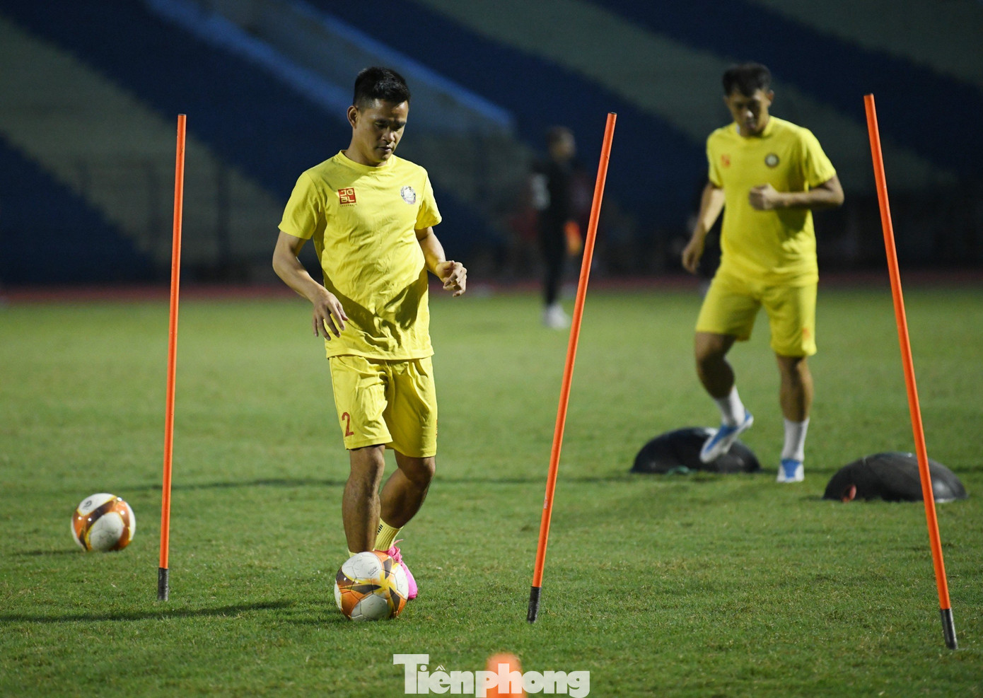 Đình Tùng luôn là tấm gương ở CLB Đông Á Thanh Hóa, từ phòng thay đồ, sân tập đến khi thi đấu. Đình Tùng luôn là tấm gương ở CLB Đông Á Thanh Hóa, từ phòng thay đồ, sân tập đến khi thi đấu.