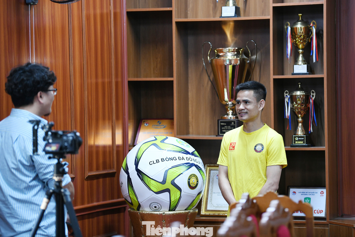 Đình Tùng chia sẻ với báo Tiền Phong về kỷ niệm đoạt Siêu cúp Quốc gia 2009, ngay phía sau anh là chiếc cúp năm ấy. Đình Tùng chia sẻ với báo Tiền Phong về kỷ niệm đoạt Siêu cúp Quốc gia 2009, ngay phía sau anh là chiếc cúp năm ấy.