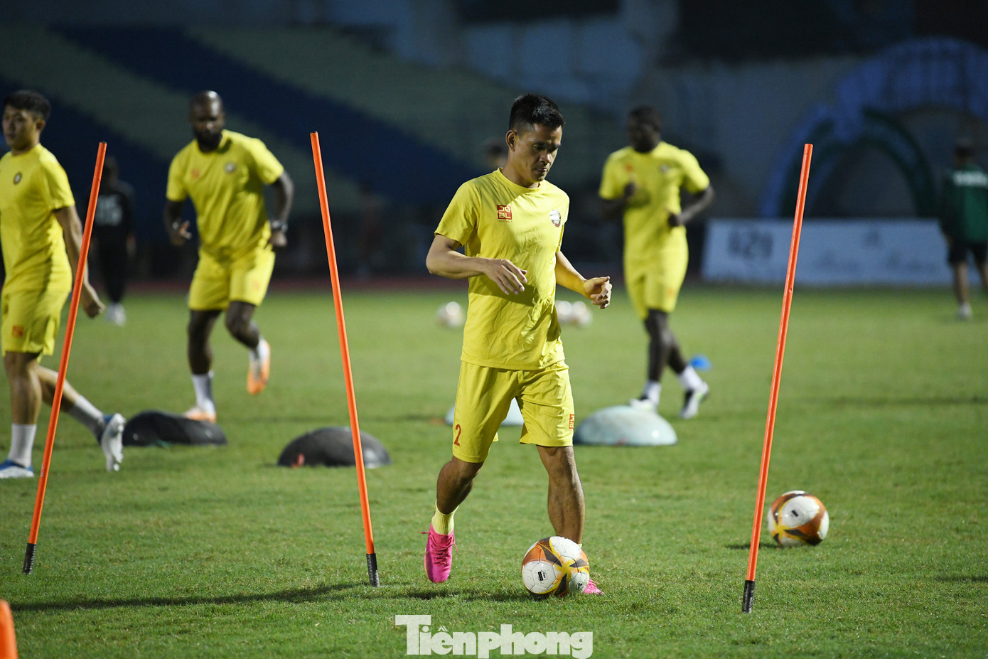 Đình Tùng luôn là tấm gương ở CLB Đông Á Thanh Hóa, từ phòng thay đồ, sân tập đến khi thi đấu. Đình Tùng luôn là tấm gương ở CLB Đông Á Thanh Hóa, từ phòng thay đồ, sân tập đến khi thi đấu.