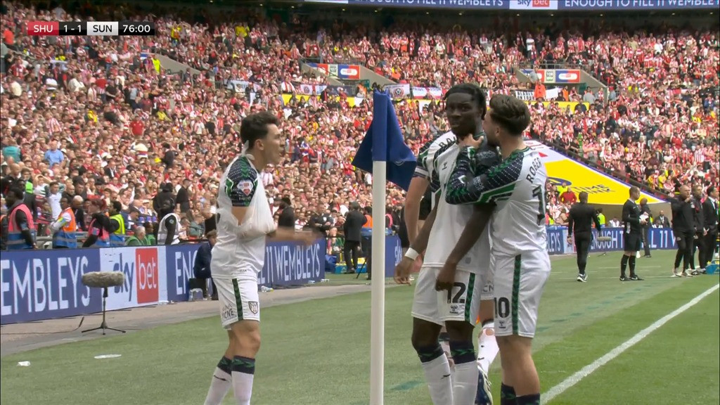 Sunderland trở lại Ngoại hạng Anh nhờ bàn thắng phút bù giờ của cầu thủ 19 tuổi ảnh 31 Sunderland trở lại Ngoại hạng Anh nhờ bàn thắng phút bù giờ của cầu thủ 19 tuổi ảnh 31