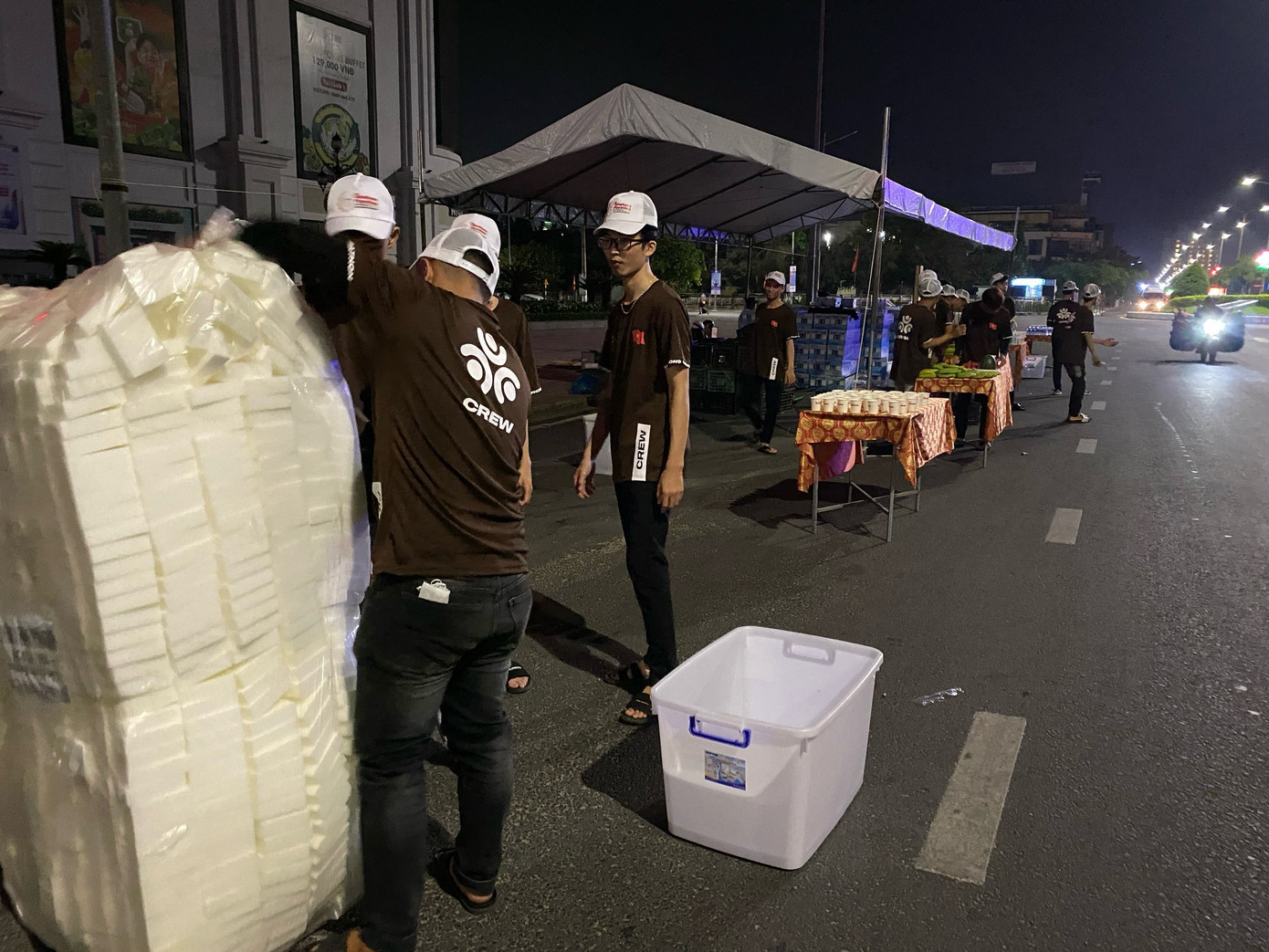 Các thành viên đội hậu cần và crew làm việc xuyên đêm, sắp xếp, phân loại hàng trăm tấn hàng hóa phục vụ giải đấu, sau đó đặt tại các điểm dọc đường chạy phục vụ gần 12.000 VĐV.