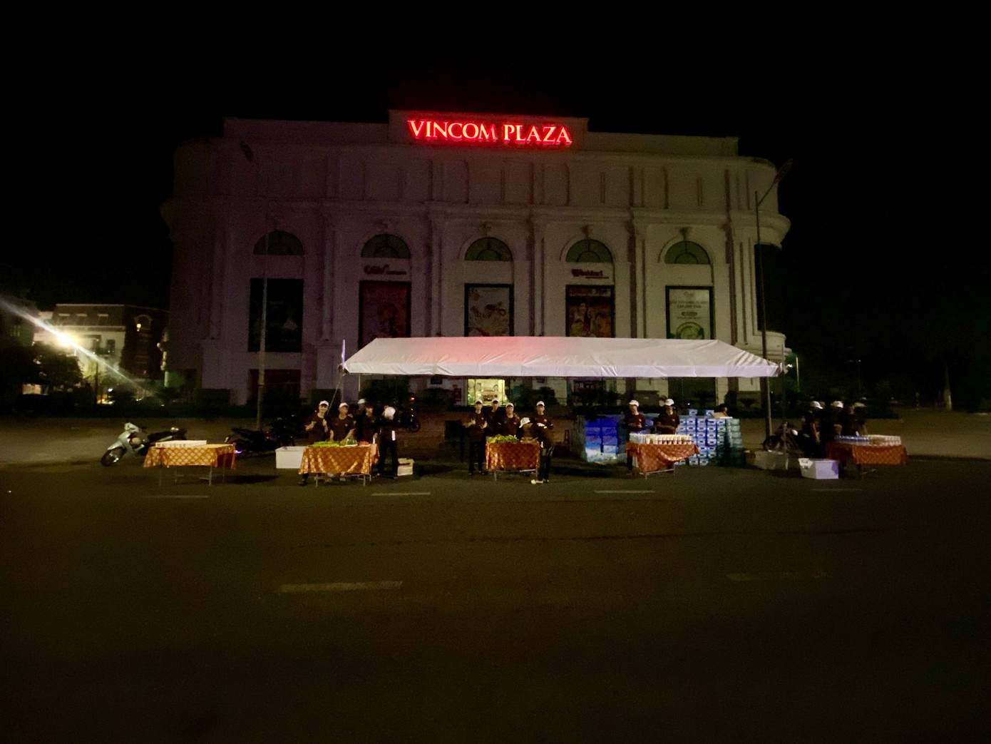 Các thành viên đội hậu cần và crew làm việc xuyên đêm, sắp xếp, phân loại hàng trăm tấn hàng hóa phục vụ giải đấu, sau đó đặt tại các điểm dọc đường chạy phục vụ gần 12.000 VĐV.