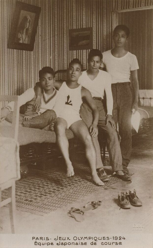 Các VĐV của đoàn Nhật Bản bên trong một căn nhà thuộc làng Olympic 1924.