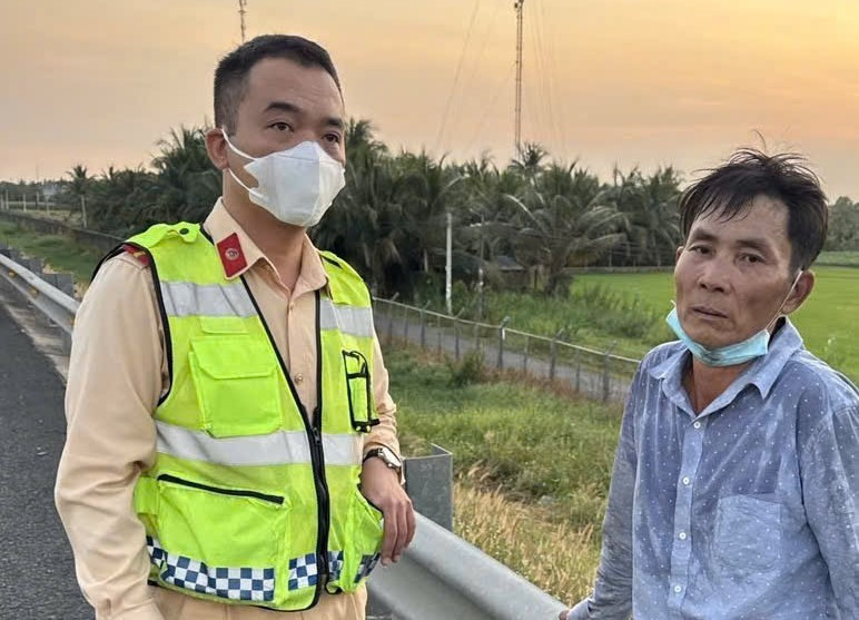 Tổ CSGT đã giúp ông Long bình tĩnh trở lại.