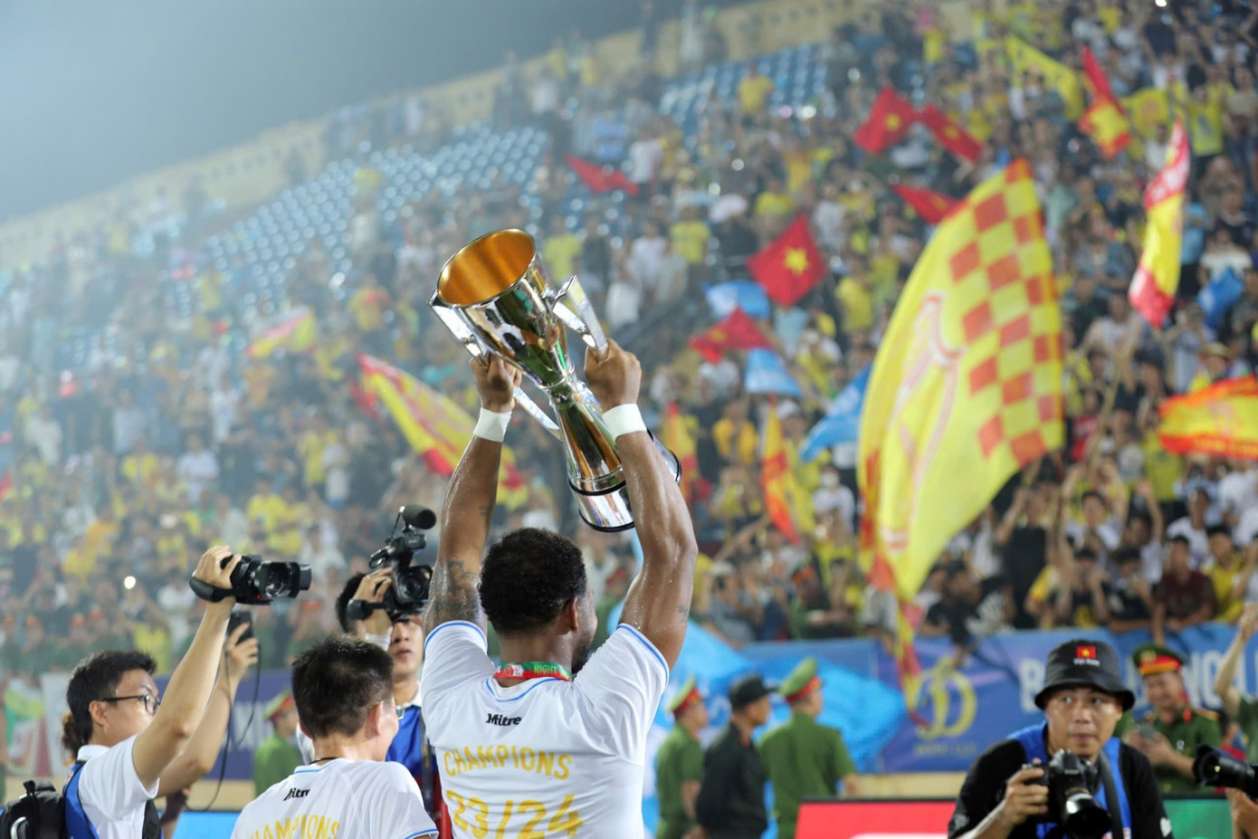 Các cầu thủ Thép Xanh Nam Định rất thấu hiểu tầm quan trọng của các CĐV.