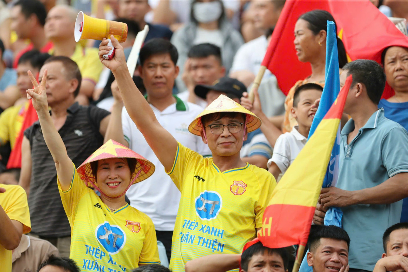 Những khán giả cuồng nhiệt luôn chật kín Thiên Trường đã tiếp thêm năng lượng và nguồn cảm hứng cho các cầu thủ, để Thép Xanh Nam Định trở thành đội kiếm được nhiều điểm nhất trên sân nhà.