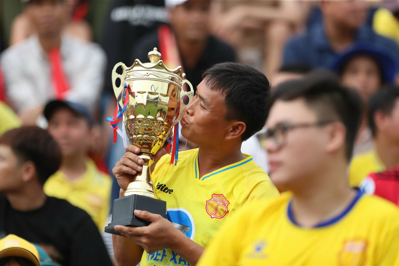 Những khán giả cuồng nhiệt luôn chật kín Thiên Trường đã tiếp thêm năng lượng và nguồn cảm hứng cho các cầu thủ, để Thép Xanh Nam Định trở thành đội kiếm được nhiều điểm nhất trên sân nhà.