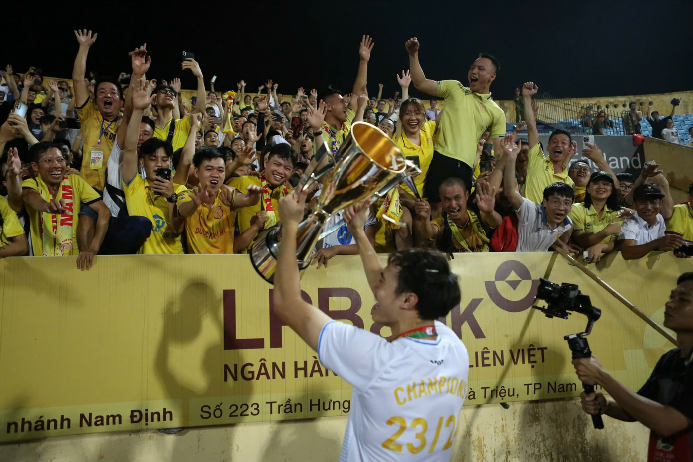 Khi giành cúp, việc đầu tiên Văn Toàn và đồng đội làm là hướng về khán đài, nơi có hàng vạn CĐV không ngừng thúc đẩy họ.