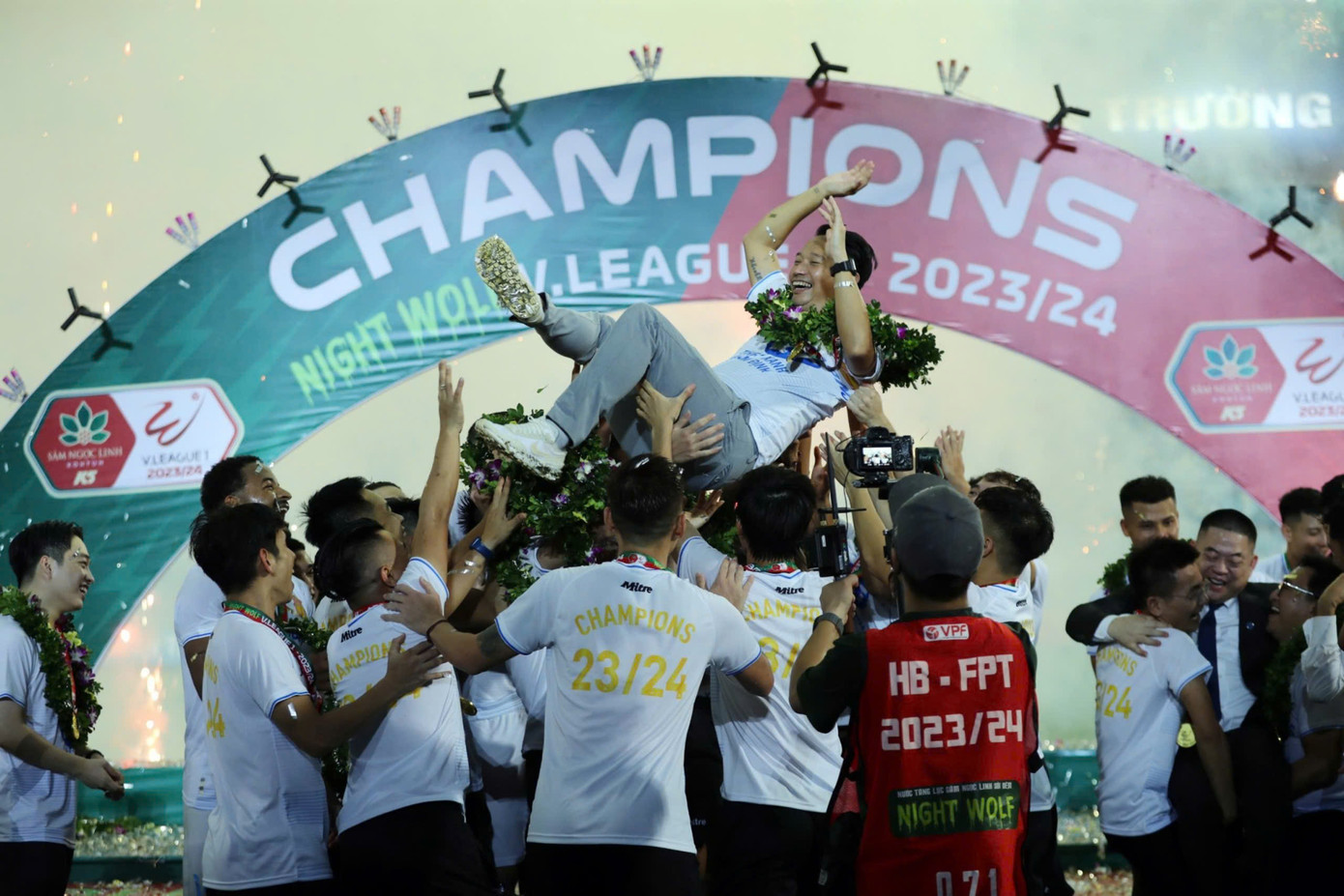 Bóng đá Việt ngày càng chuyên nghiệp ở các đấu trường V.League, Cúp Quốc gia và Siêu Cúp Quốc gia.