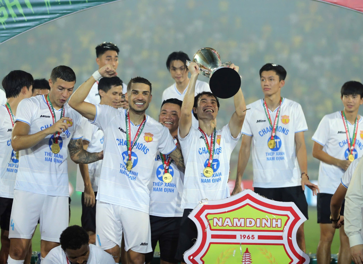 Trong chức vô địch của Thép Xanh Nam Định còn có sự đóng góp của rất nhiều người hùng thầm lặng, bên cạnh chiến thuật hợp lý của HLV Vũ Hồng Việt.