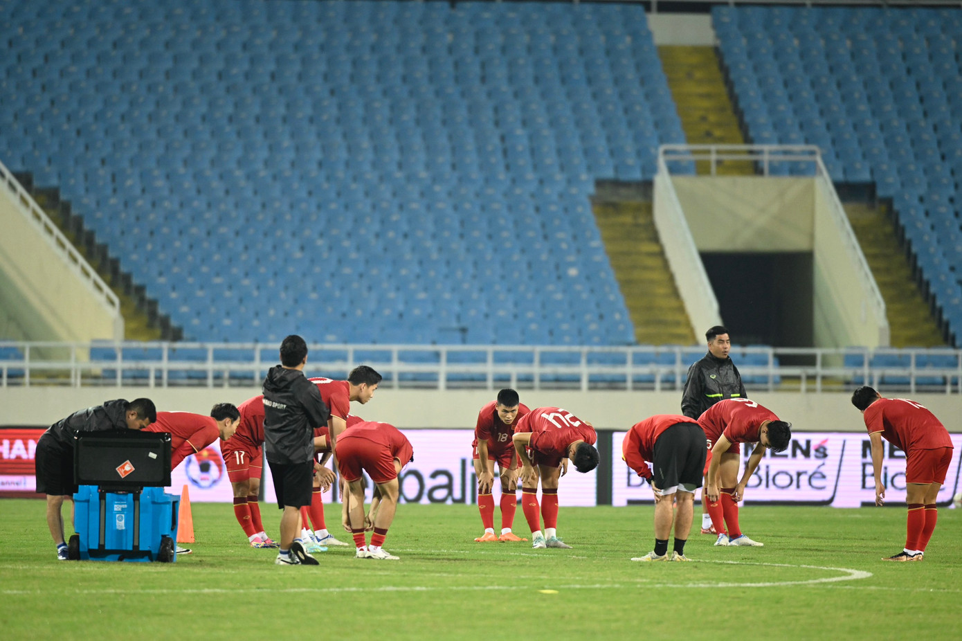 Vì vậy, nhiều khả năng ĐT Việt Nam sẽ không tiếp cận trận đấu theo cách mạo hiểm đẩy cao. Trước trận ông cũng nhắc lại triết lý kiểm soát bóng "là một cách để phòng ngự", bởi nếu giữ bóng tốt, tranh cướp hiệu quả, đối thủ không có nhiều bóng để tổ chức tấn công. Vì vậy, nhiều khả năng ĐT Việt Nam sẽ không tiếp cận trận đấu theo cách mạo hiểm đẩy cao. Trước trận ông cũng nhắc lại triết lý kiểm soát bóng "là một cách để phòng ngự", bởi nếu giữ bóng tốt, tranh cướp hiệu quả, đối thủ không có nhiều bóng để tổ chức tấn công.