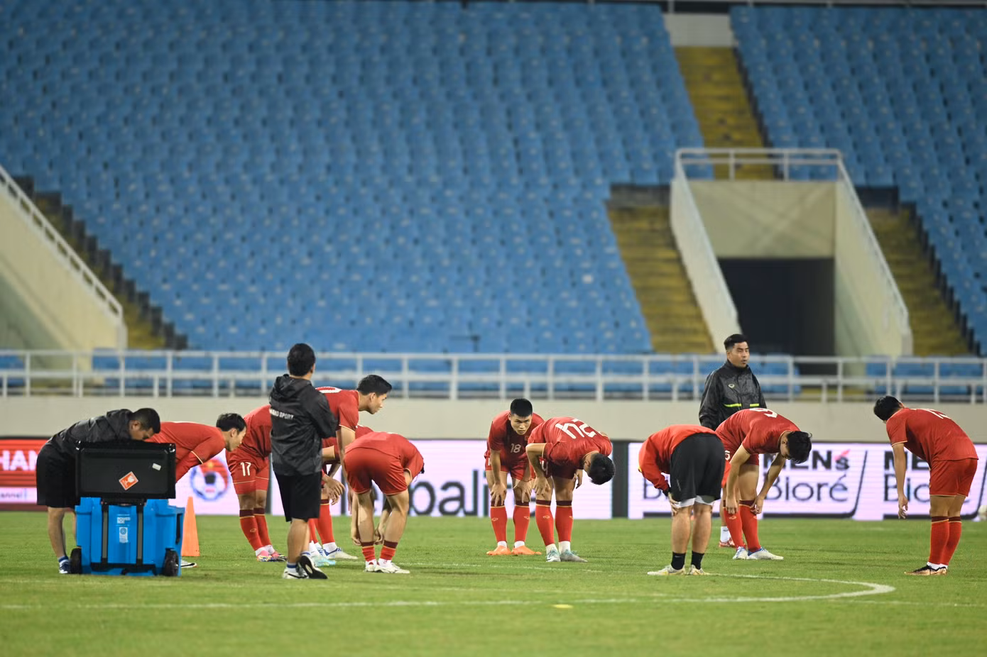 Vì vậy, nhiều khả năng ĐT Việt Nam sẽ không tiếp cận trận đấu theo cách mạo hiểm đẩy cao. Trước trận ông cũng nhắc lại triết lý kiểm soát bóng "là một cách để phòng ngự", bởi nếu giữ bóng tốt, tranh cướp hiệu quả, đối thủ không có nhiều bóng để tổ chức tấn công.