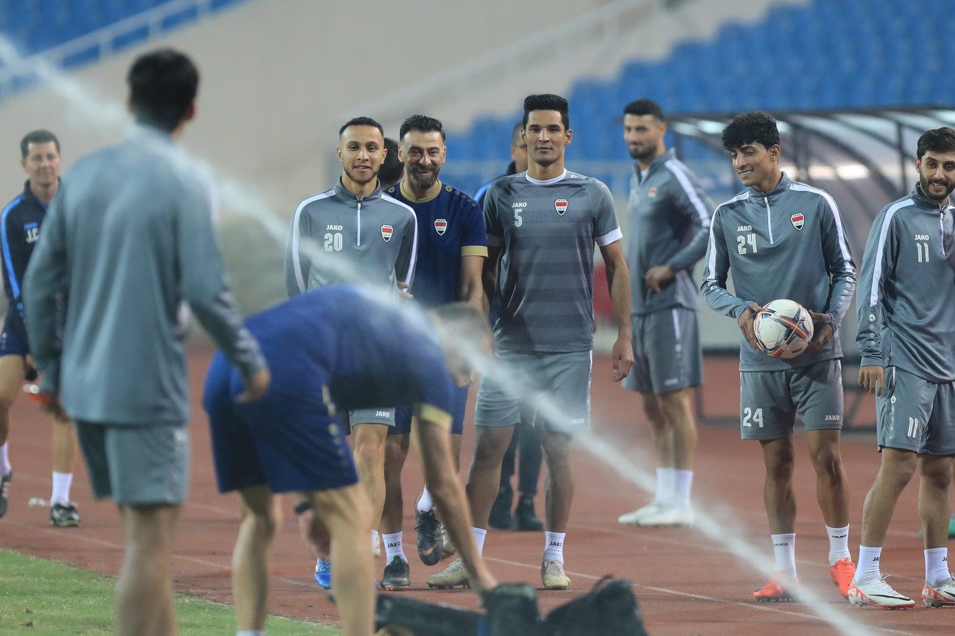 Tối 20/11, nhằm làm quen sân và có sự chuẩn bị chu đáo cho trận đấu với Việt Nam, ĐT Iraq đến Mỹ Đình sớm hơn thời gian dự kiến 20 phút, đúng vào thời điểm hệ thống tưới nước được kích hoạt.