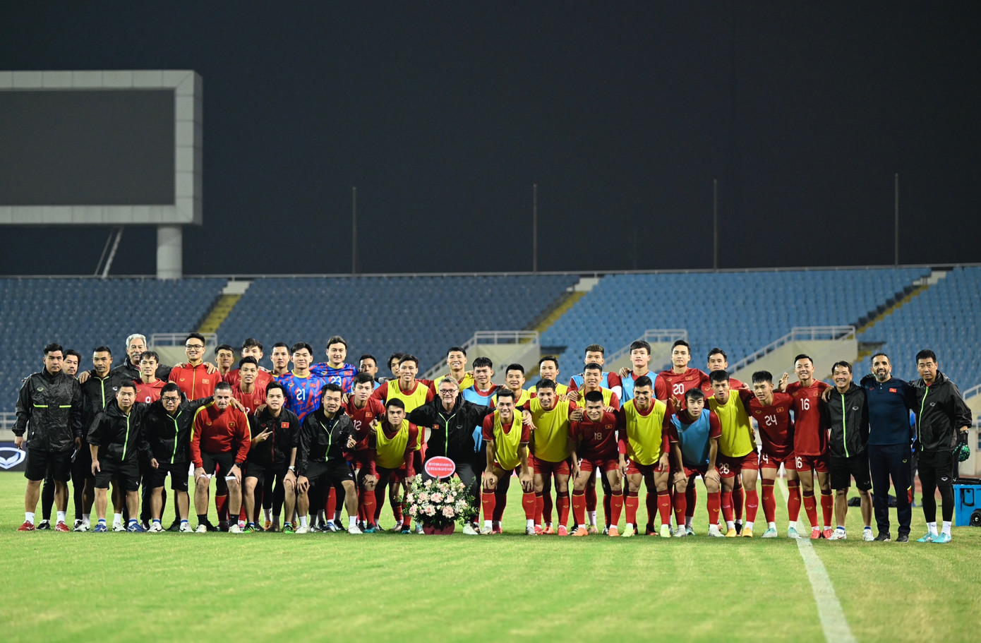 Cũng trong buổi tập tối 20/11, trùng vào ngày Nhà giáo Việt Nam, các cầu thủ đã tặng hoa tri ân HLV Troussier cùng Ban huấn luyện. Trong không khí vui vẻ, tất cả cùng hướng đến một kết quả tốt, thậm chí có thể gây bất ngờ trước đối thủ rất mạnh đến từ Tây Á. Cũng trong buổi tập tối 20/11, trùng vào ngày Nhà giáo Việt Nam, các cầu thủ đã tặng hoa tri ân HLV Troussier cùng Ban huấn luyện. Trong không khí vui vẻ, tất cả cùng hướng đến một kết quả tốt, thậm chí có thể gây bất ngờ trước đối thủ rất mạnh đến từ Tây Á.