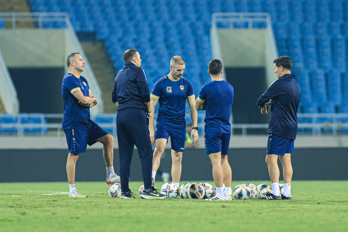 HLV của Iraq, ông Jesus Casas nói rằng &quot;trận đấu với Việt Nam rất quan trọng&quot;, và &quot;hứa hẹn mang lại nhiều khó khăn&quot;.