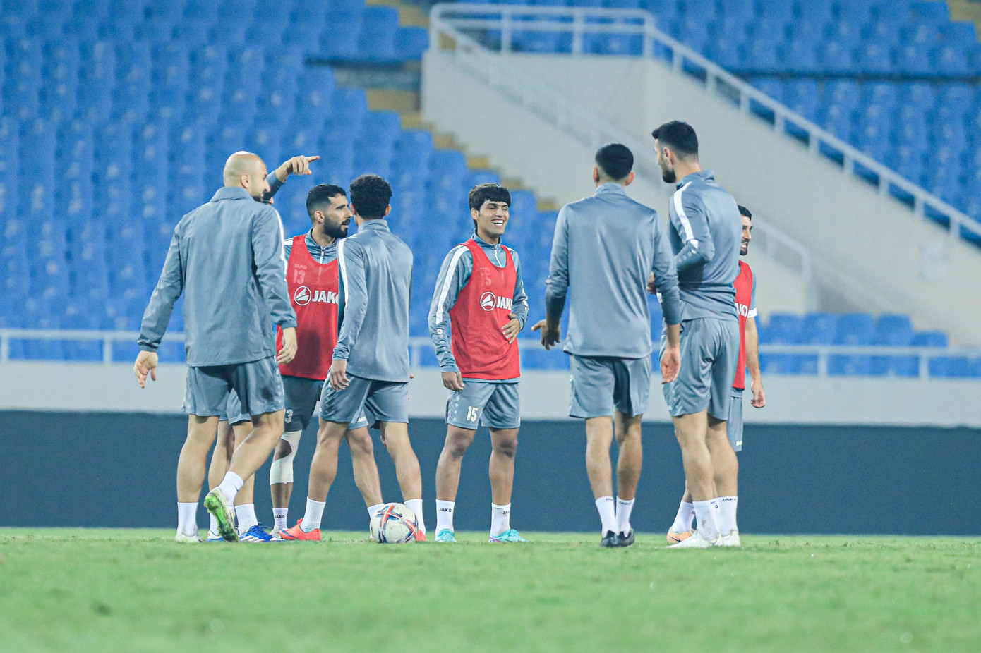 Lần này tới Mỹ Đình, Iraq mang theo một đội ngũ rất giàu kinh nghiệm, với 16 cầu thủ từ 26 tuổi trở lên. Trong đó có tiền đạo chủ lực Aymen Hussein, người đã ghi 17 bàn cho ĐT Iraq.