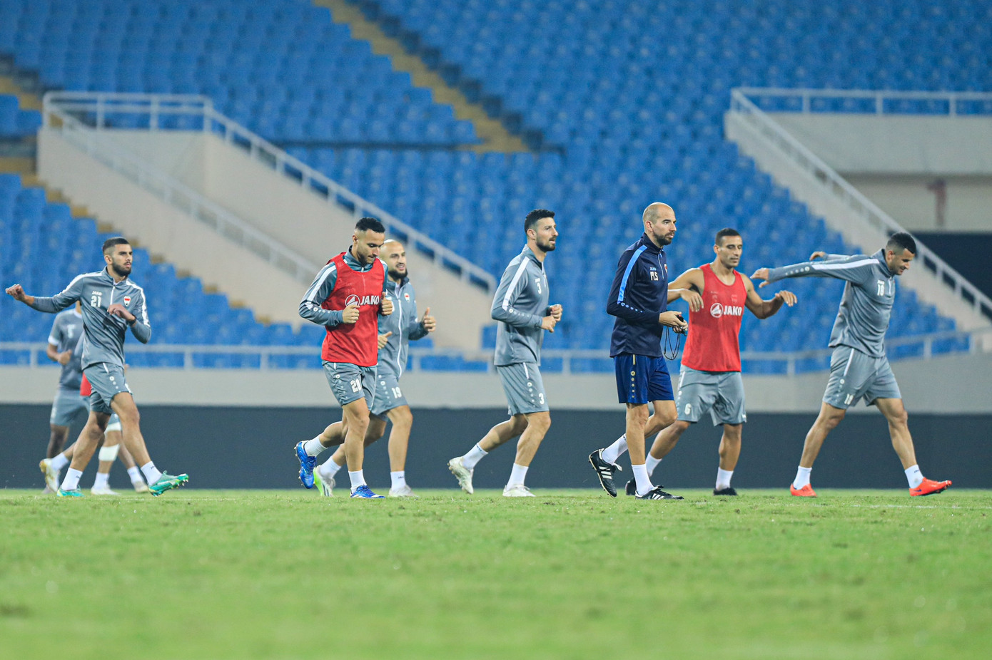 Với Việt Nam, lần gần nhất hai đội gặp nhau là tại vòng bảng Asian Cup 2019. Trận đấu đó ĐT Việt Nam gây bất ngờ khi dẫn trước hai lần vào các phút 24 và 42 do Ali Faez phản lưới cùng bàn thắng của Công Phượng. Nhưng Iraq cũng gỡ hòa cả hai lần trước khi có bàn quyết định phút 90.