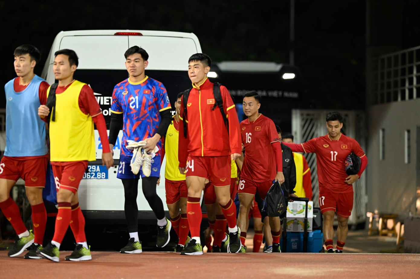 Trong buổi họp báo trước trận, HLV Troussier đã lý giải cách lựa chọn nhân sự. "Mỗi trận đấu đều có tính chất khác biệt, tùy thuộc lối chơi, đấu pháp đối thủ. Điều cần thiết là chúng ta phải có sự thay đổi tương ứng", ông nói. Trong buổi họp báo trước trận, HLV Troussier đã lý giải cách lựa chọn nhân sự. "Mỗi trận đấu đều có tính chất khác biệt, tùy thuộc lối chơi, đấu pháp đối thủ. Điều cần thiết là chúng ta phải có sự thay đổi tương ứng", ông nói.