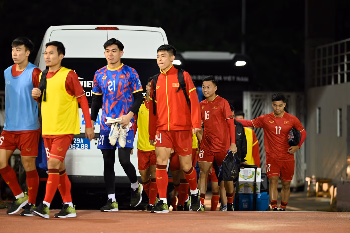 Trong buổi họp báo trước trận, HLV Troussier đã lý giải cách lựa chọn nhân sự. "Mỗi trận đấu đều có tính chất khác biệt, tùy thuộc lối chơi, đấu pháp đối thủ. Điều cần thiết là chúng ta phải có sự thay đổi tương ứng", ông nói.