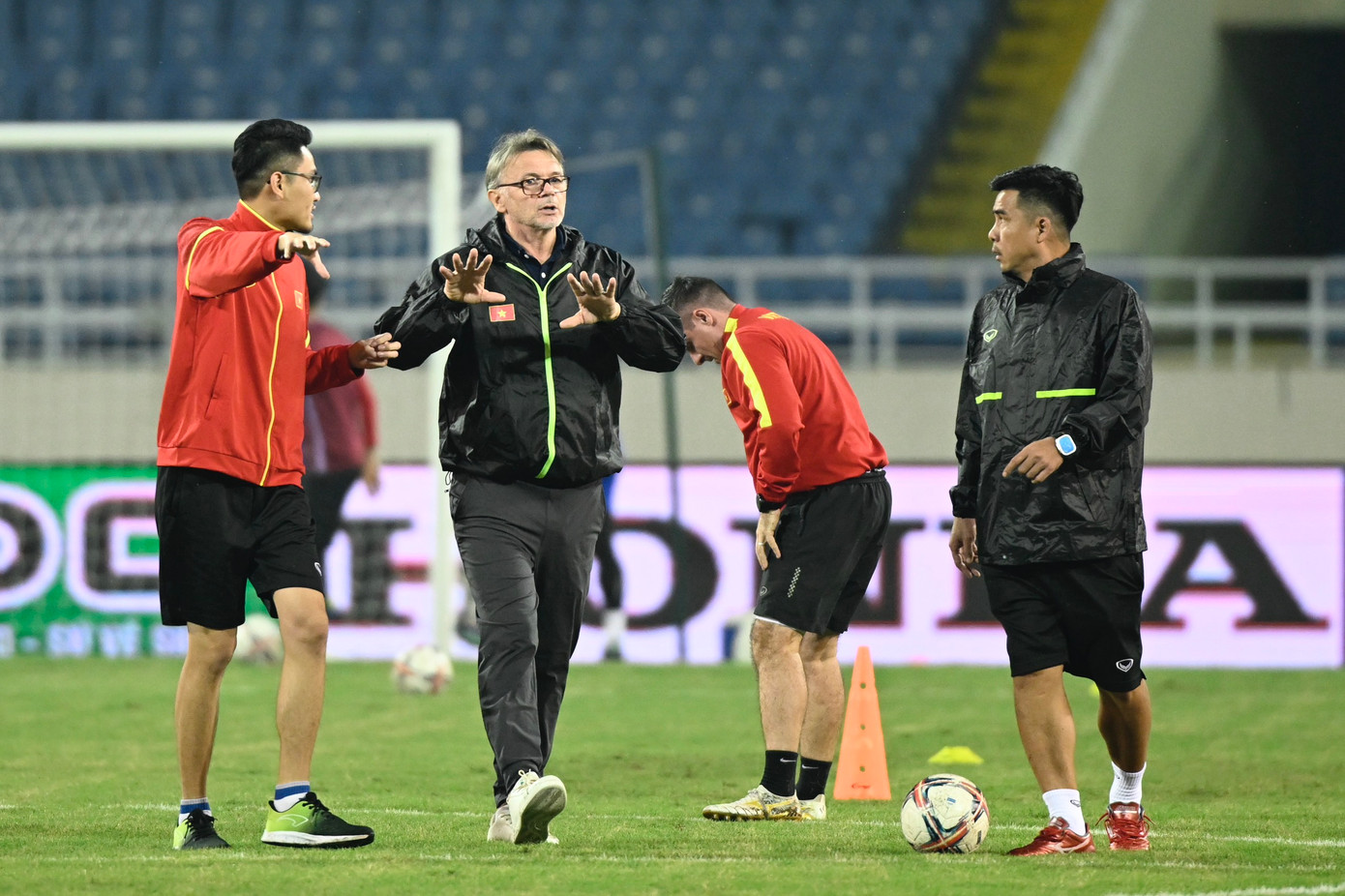 Ở trận đấu với Philippines, chiến lược gia người Pháp bất ngờ để Bùi Tiến Dũng, Hùng Dũng và Hoàng Đức ngồi dự bị. Phương án chơi với "số 9 ảo" cũng bị gác lại. Thay vào đó, Tiến Linh đá tiền đạo cắm. Chưa hết, chỉ sau 45 phút đầu tiên, ông quyết định rút Văn Thanh và Tiến Linh, thay bằng Văn Quyết và Văn Cường. Ở trận đấu với Philippines, chiến lược gia người Pháp bất ngờ để Bùi Tiến Dũng, Hùng Dũng và Hoàng Đức ngồi dự bị. Phương án chơi với "số 9 ảo" cũng bị gác lại. Thay vào đó, Tiến Linh đá tiền đạo cắm. Chưa hết, chỉ sau 45 phút đầu tiên, ông quyết định rút Văn Thanh và Tiến Linh, thay bằng Văn Quyết và Văn Cường.