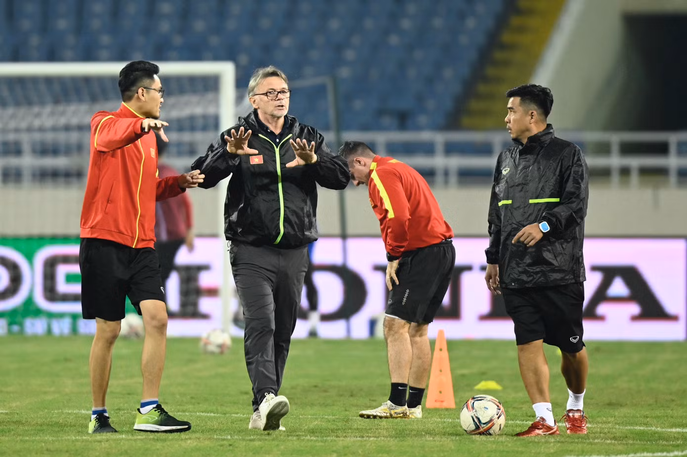 Ở trận đấu với Philippines, chiến lược gia người Pháp bất ngờ để Bùi Tiến Dũng, Hùng Dũng và Hoàng Đức ngồi dự bị. Phương án chơi với "số 9 ảo" cũng bị gác lại. Thay vào đó, Tiến Linh đá tiền đạo cắm. Chưa hết, chỉ sau 45 phút đầu tiên, ông quyết định rút Văn Thanh và Tiến Linh, thay bằng Văn Quyết và Văn Cường.