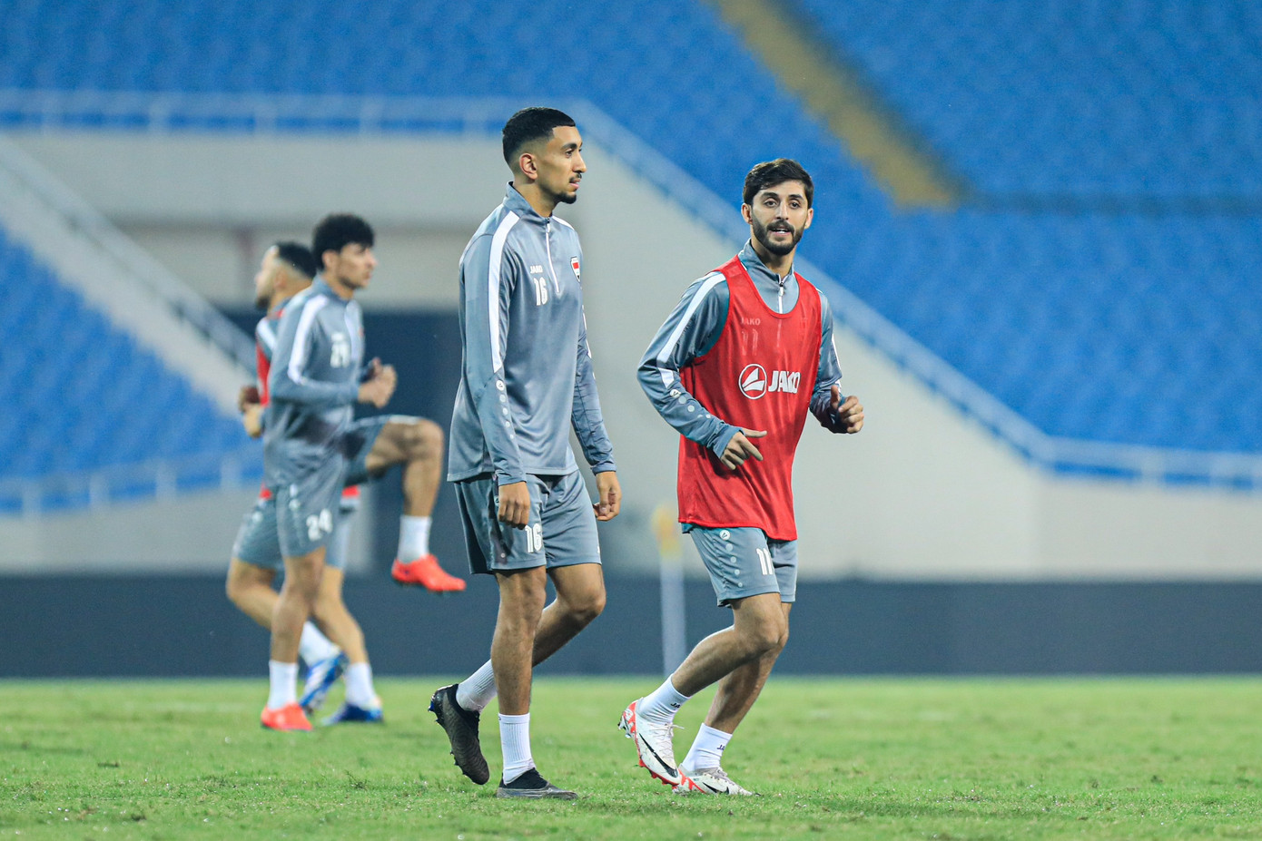 Nhằm cải thiện chất lượng tập luyện, đội ngũ kỹ thuật của ĐT Iraq còn sử dụng flycam để HLV Casas có cái nhìn toàn cảnh, đảm bảo các học trò di chuyển đồng bộ và chính xác, giữ vững cự ly đội hình như ông mong muốn.