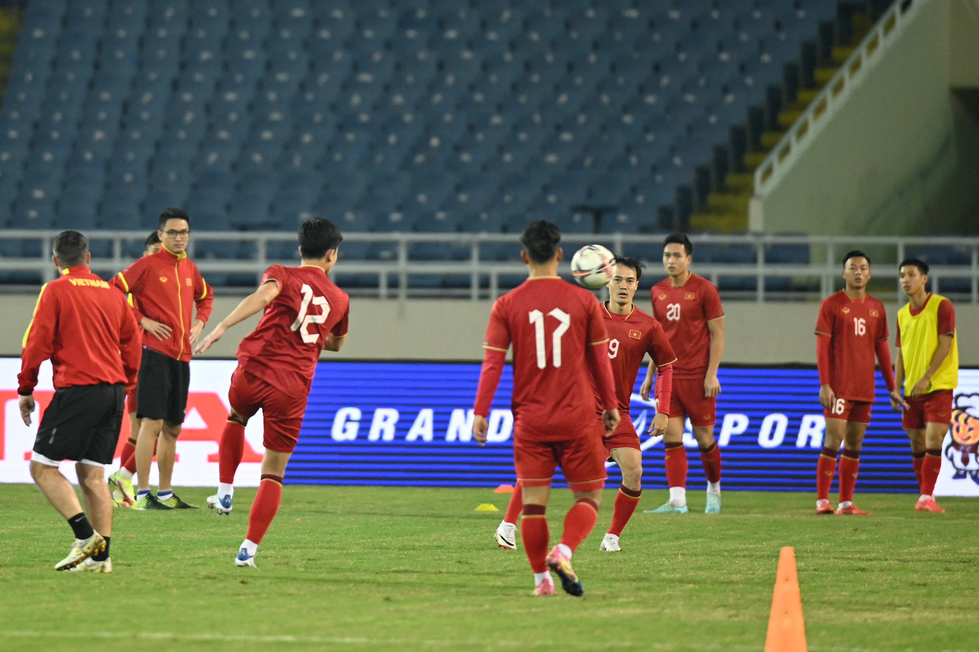 Theo HLV Troussier, "việc một cầu thủ không được đăng ký hay thi đấu là chuyện bình thường". Điều này khiến danh sách đá chính ở trận Iraq hứa hẹn sẽ có một số thay đổi thú vị. Theo HLV Troussier, "việc một cầu thủ không được đăng ký hay thi đấu là chuyện bình thường". Điều này khiến danh sách đá chính ở trận Iraq hứa hẹn sẽ có một số thay đổi thú vị.