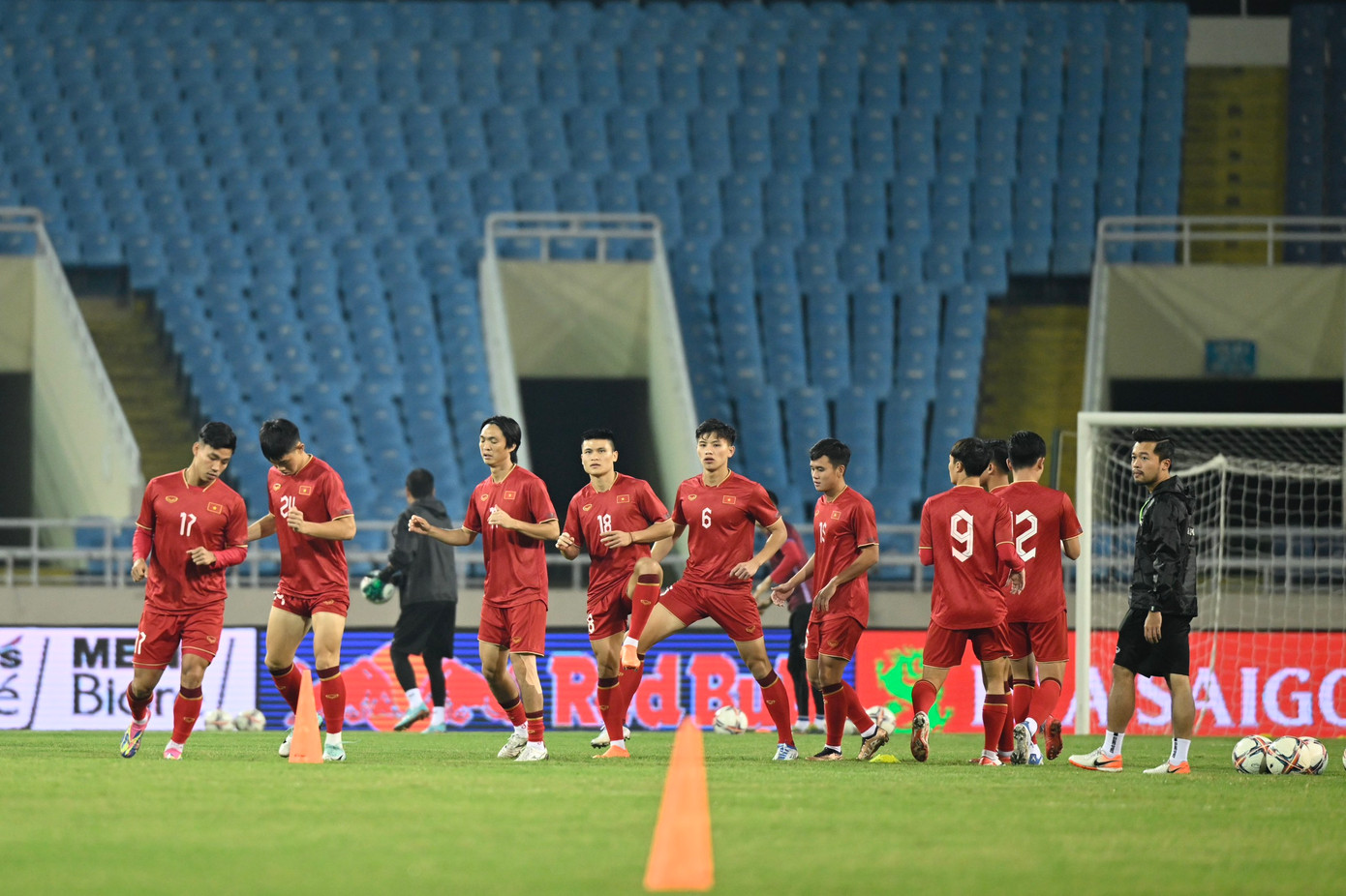 HLV Troussier nói: "Tôi không lựa chọn cầu thủ bởi tên tuổi và danh tiếng quá khứ, mà chọn dựa theo năng lực và khả năng đáp ứng yêu cầu chiến thuật. Ví dụ, một tiền đạo không chỉ biết ghi bàn mà phải đóng góp vào công việc tập thể". HLV Troussier nói: "Tôi không lựa chọn cầu thủ bởi tên tuổi và danh tiếng quá khứ, mà chọn dựa theo năng lực và khả năng đáp ứng yêu cầu chiến thuật. Ví dụ, một tiền đạo không chỉ biết ghi bàn mà phải đóng góp vào công việc tập thể".