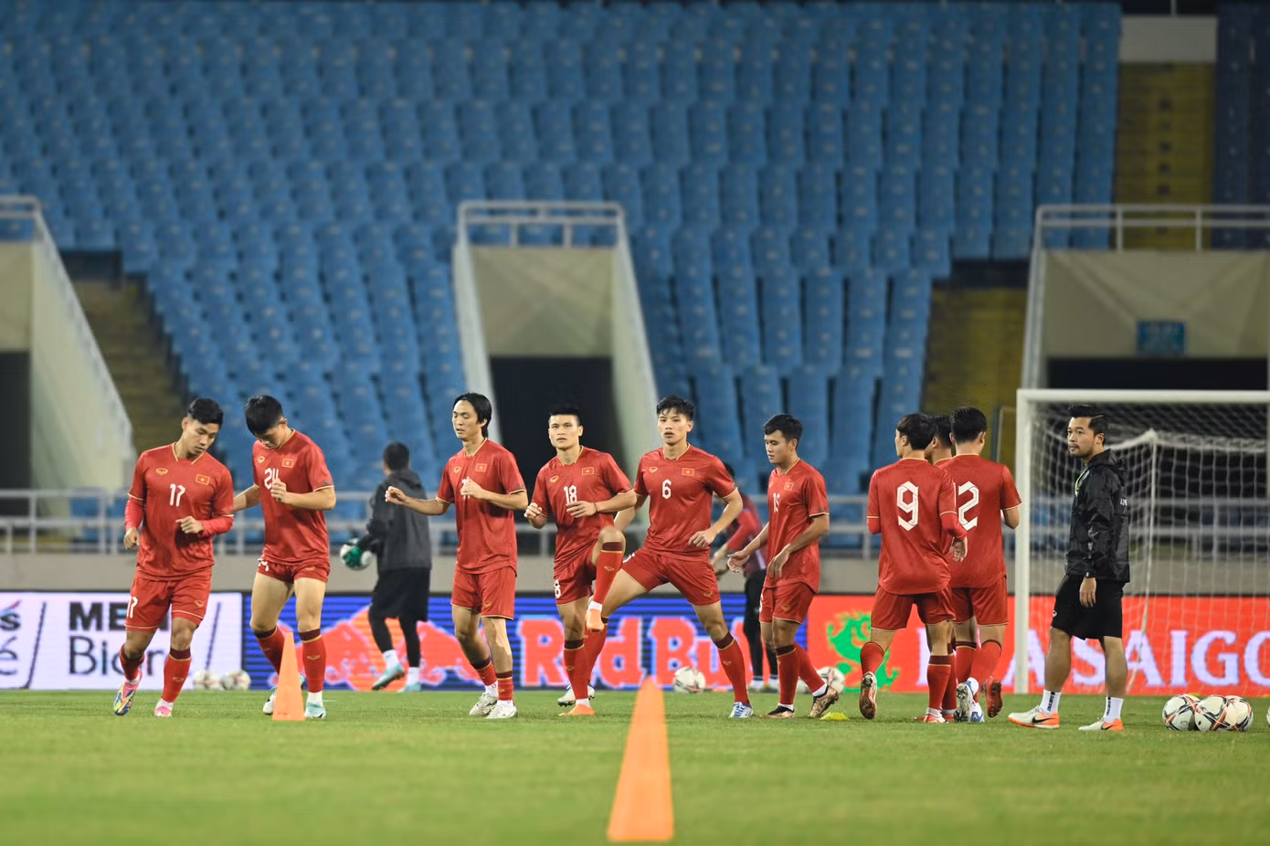 HLV Troussier nói: "Tôi không lựa chọn cầu thủ bởi tên tuổi và danh tiếng quá khứ, mà chọn dựa theo năng lực và khả năng đáp ứng yêu cầu chiến thuật. Ví dụ, một tiền đạo không chỉ biết ghi bàn mà phải đóng góp vào công việc tập thể".