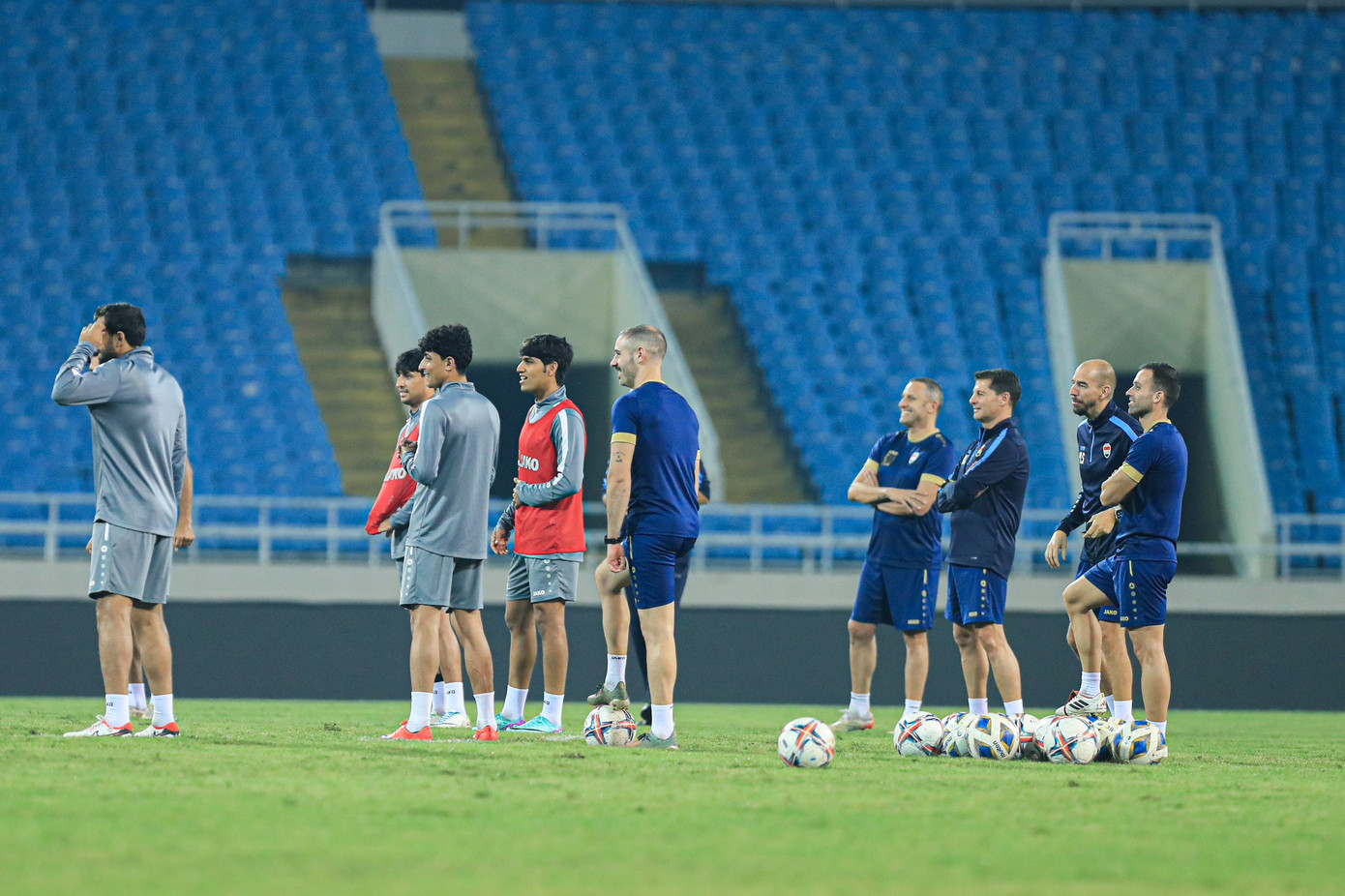 HLV Casas cũng cho thấy ông nghiên cứu rất kỹ đối thủ khi đánh giá lối chơi của ĐT Việt Nam tương đồng với Iraq, đều thiên về kiểm soát bóng.