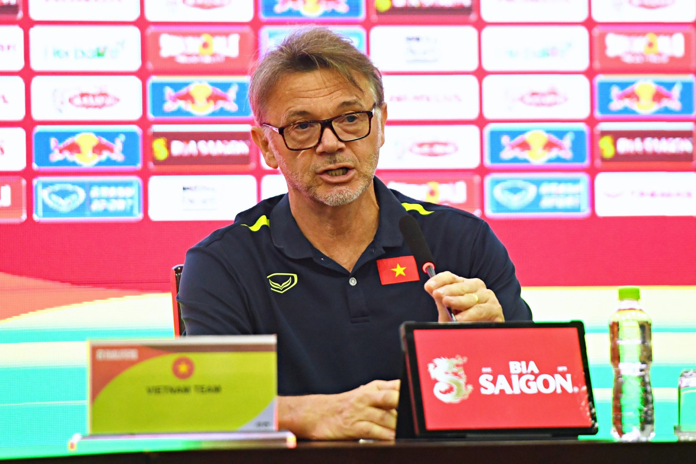 HLV Troussier nói trong cuộc họp báo trưa ngày 20/11. (Ảnh: Giang Nguyễn)