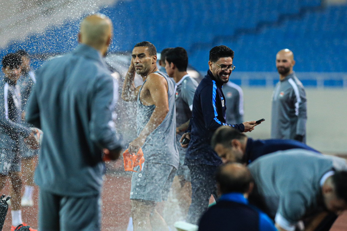 Một số bị ướt và tỏ ra bực bội, nhưng số khác lại cảm thấy thú vị. Ít nhất những vòi phun đã khuấy động bầu không khí cho buổi tập.