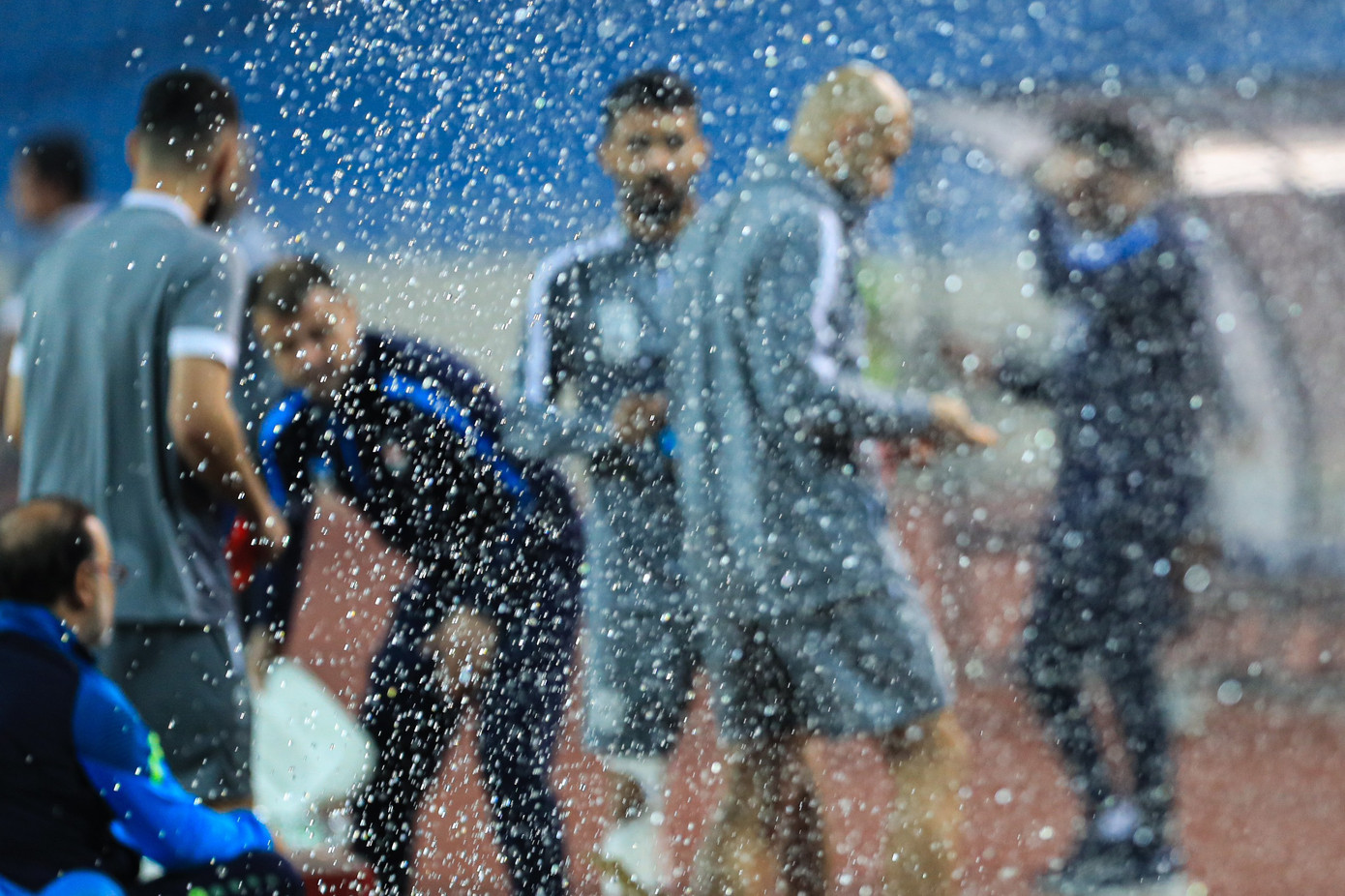 Một số bị ướt và tỏ ra bực bội, nhưng số khác lại cảm thấy thú vị. Ít nhất những vòi phun đã khuấy động bầu không khí cho buổi tập.