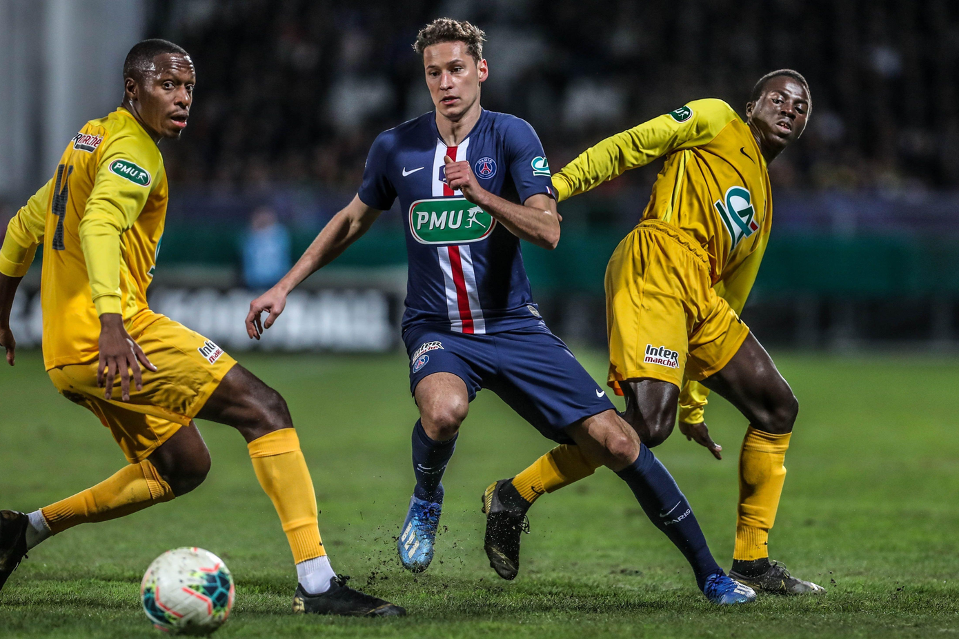 Khung cảnh hỗn loạn tại sân Stade du Hameau và trận đấu giữa Pau FC và PSG năm 2020. (Ảnh: France 3)