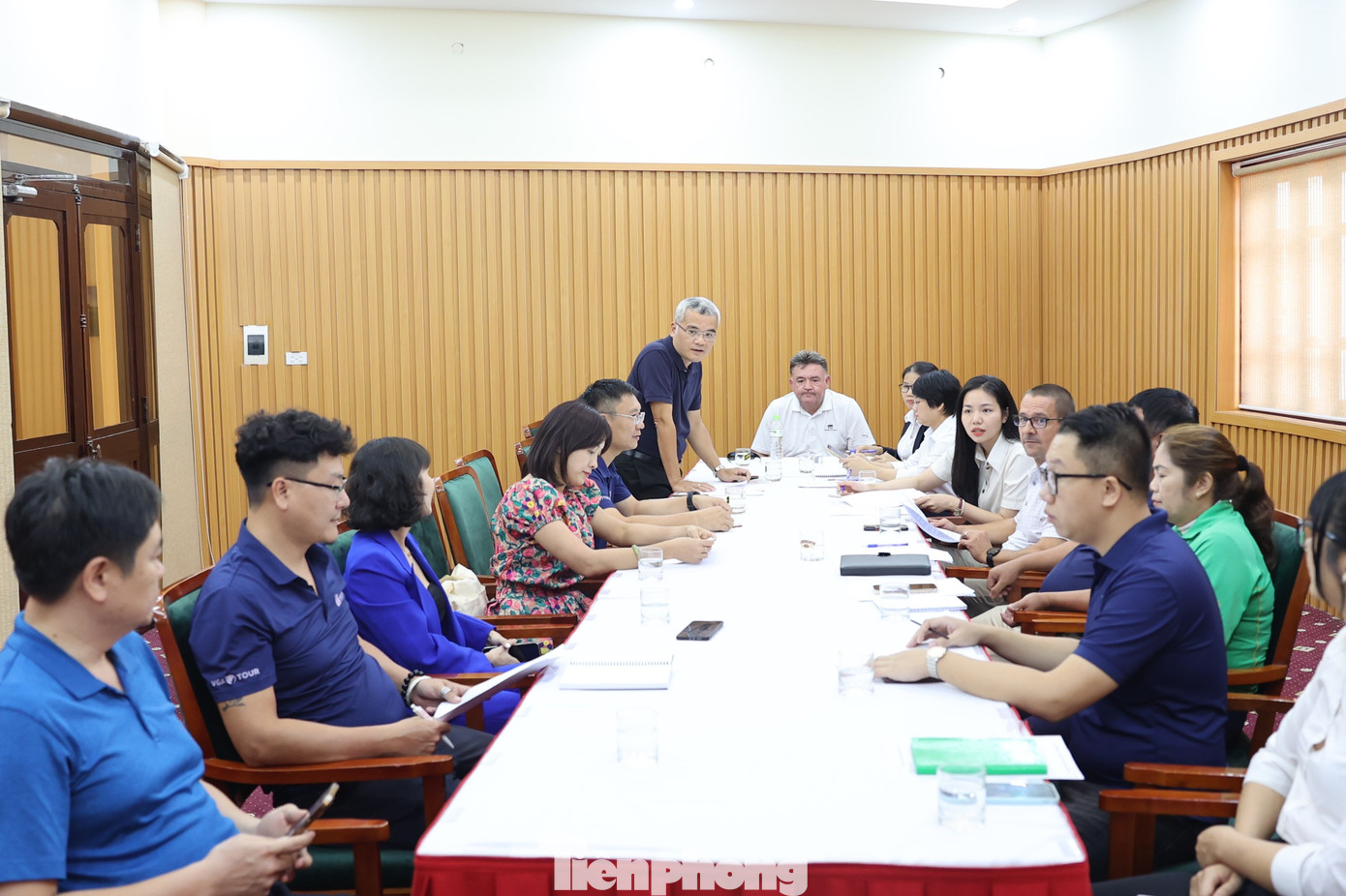 Ông Nguyễn Xuân Nam - Phó Trưởng phòng Phụ trách Quảng cáo báo Tiền Phong, trao đổi về công tác chuẩn bị nhằm tạo nên một giải đấu thành công.