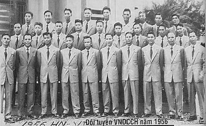 Hình ảnh Giải bóng đá Việt - Trung - Triều - Mông tại Bình Nhưỡng năm 1957 (ảnh 1), Đội tuyển Việt Nam Dân chủ Cộng Hòa năm 1956 (ảnh 2) và một trận bóng đá tại giải A1 Toàn quốc năm 1980 (ảnh 3).