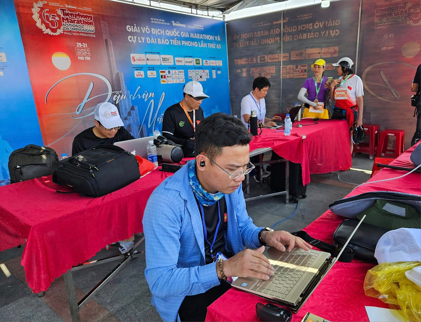 Góp phần vào thành công của giải đấu là các thành viên của Tiểu ban Truyền thông luôn thông tin kịp thời, chính xác, đội kỹ thuật phát bib chuyên nghiệp, nhanh chóng và đội ngũ thi công làm việc ngày đêm.